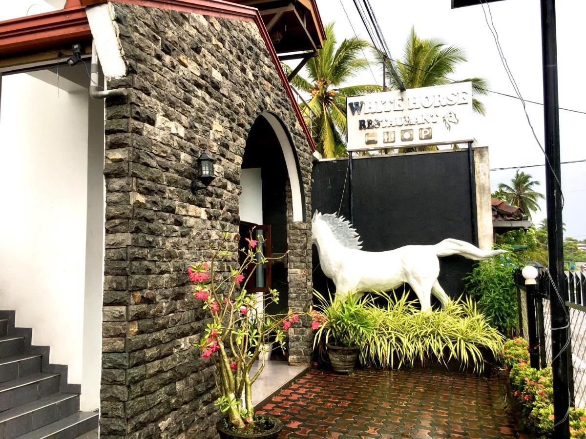 Hotel White Horse Mirissa Exterior foto
