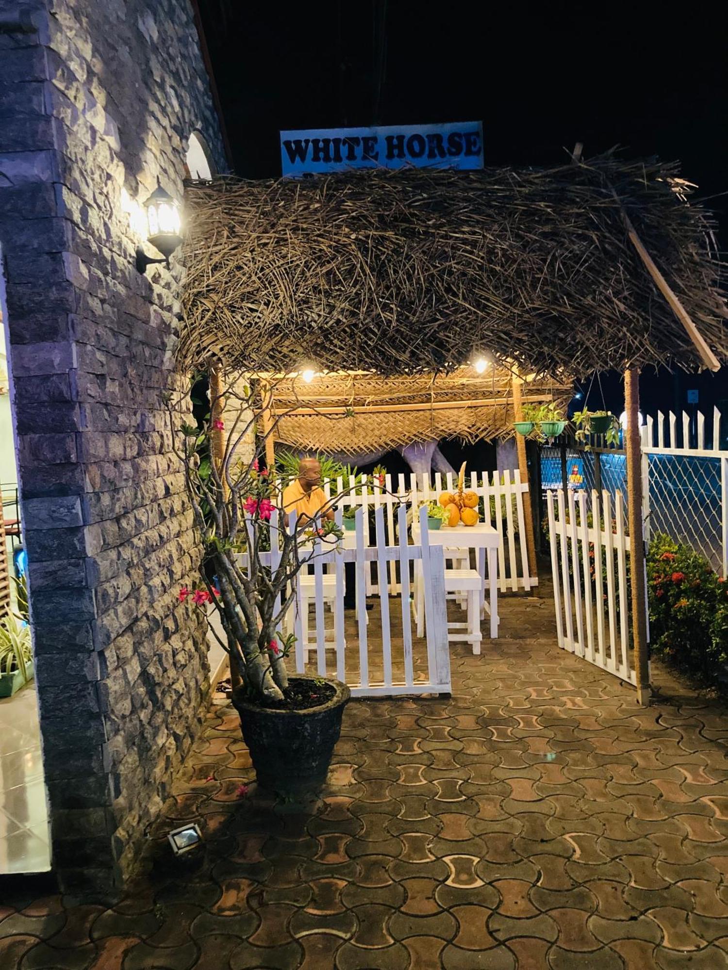Hotel White Horse Mirissa Exterior foto